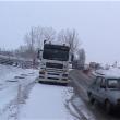 Mai puţin de jumătate de oră de ninsoare şi câţiva centimetri de zăpadă au fost „ingrediente” suficiente pentru ca traficul rutier pe drumul european 576 Suceava - Gura Humorului să se blocheze