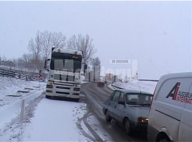 Mai puţin de jumătate de oră de ninsoare şi câţiva centimetri de zăpadă au fost „ingrediente” suficiente pentru ca traficul rutier pe drumul european 576 Suceava - Gura Humorului să se blocheze