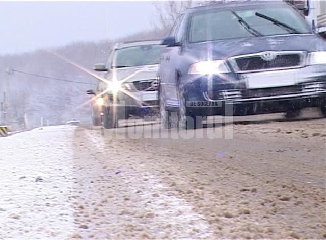 Poliţia Rutieră le recomandă şoferilor să adapteze viteza la condiţiile de drum şi să-şi echipeze maşinile cu pneuri de iarnă