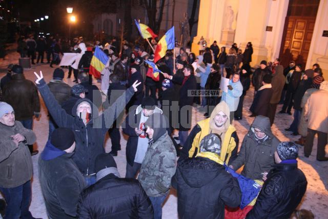 Protestatarii s-au dovedit mult mai organizaţi faţă de zilele trecute, aducând cu ei pancarte şi steaguri