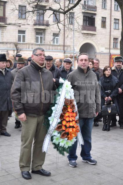 Prof. Dan Lohănel depunând o coroană de flori la monumentul lui Mihai Eminescu