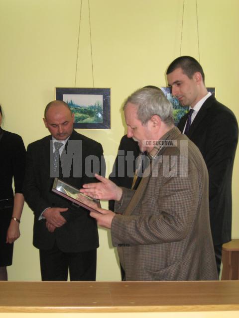 Prof. Roman Istrati cu Diploma de merit conferită deputatului Ioan Bălan