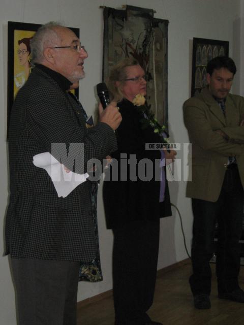 Criticul de artă Valentin Ciucă, Lucia Puşcaşu şi Iulian Asimionesei - coordonatorii proiectului catalogului salonului