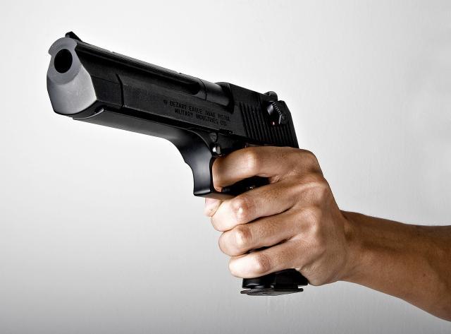 Ameninţări cu pistolul şi toporul între două familii, de la o ceartă a copiilor lor la şcoală