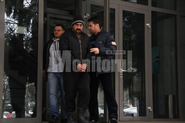 Costică Nicuşor Buraciuc a intrat liber în clădirea Parchetelor, însă a ieşit încătuşat, escortat de doi poliţişti de la Investigaţii Criminale
