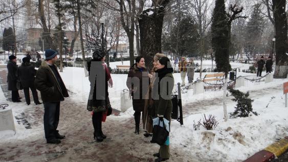 Aproape 15 profesori din municipiul Rădăuţi au poposit ieri după-amiază, pentru câteva minute