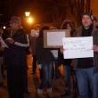 Câteva zeci de persoane au continuat să proteste, sâmbătă şi duminică seara în faţa Palatului Administrativ din Suceava