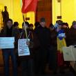 Câteva zeci de persoane au continuat să proteste, sâmbătă şi duminică seara în faţa Palatului Administrativ din Suceava