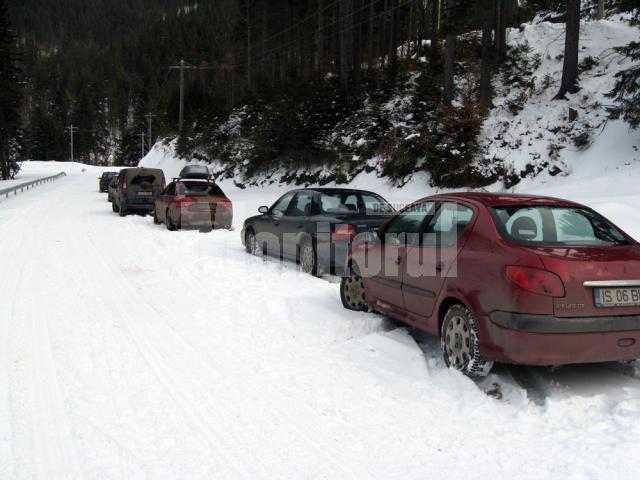Maşini trase pe dreapta pentru ca nu puteau urca din caza zăpezii