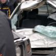 Un individ aflat la volanul unui Hummer H2 s-a urcat pur şi simplu cu roţile pe un autoturism Logan şi a avariat alte două maşini