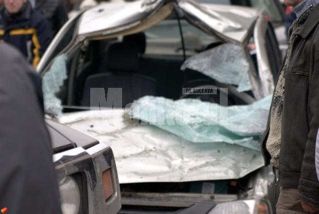 Un individ aflat la volanul unui Hummer H2 s-a urcat pur şi simplu cu roţile pe un autoturism Logan şi a avariat alte două maşini
