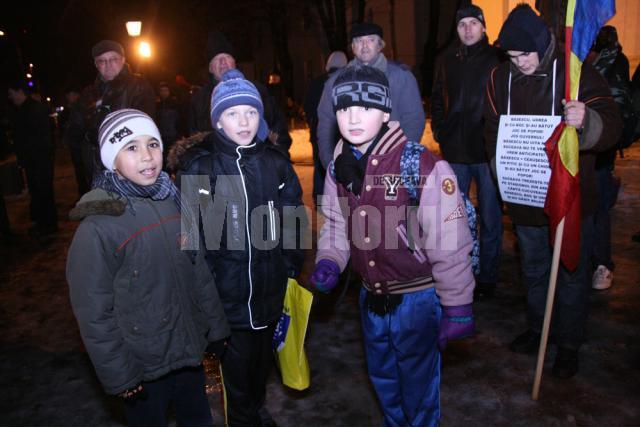 Manifestanţii au adus şi copii la acţiunea de protest
