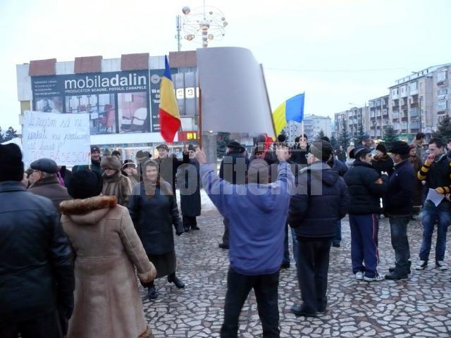Peste 50 de persoane au continuat ieri protestul început săptămâna trecută în centrul municipiului Fălticeni