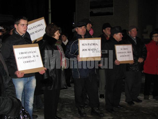În fața Primăriei Câmpulung Moldovenesc a avut loc aseară un miting spontan de protest
