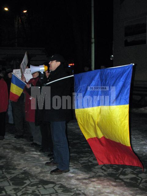În fața Primăriei Câmpulung Moldovenesc a avut loc aseară un miting spontan de protest