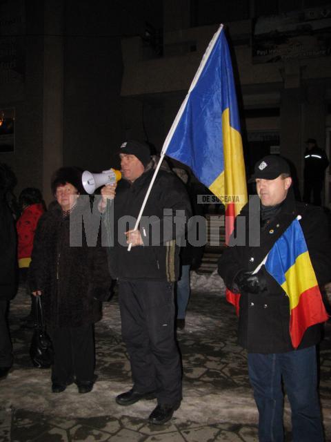 În fața Primăriei Câmpulung Moldovenesc a avut loc aseară un miting spontan de protest