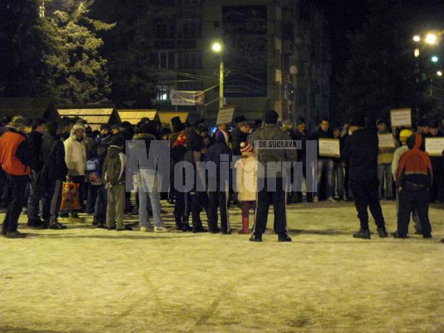 În fața Primăriei Câmpulung Moldovenesc a avut loc aseară un miting spontan de protest