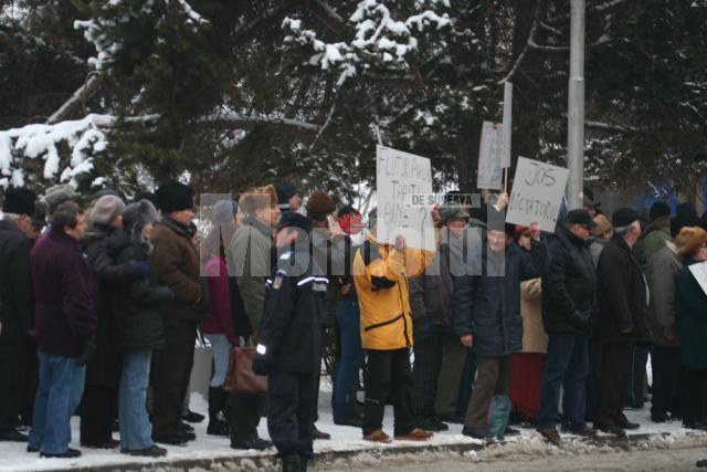 Câteva sute de oameni au protestat ieri la Vatra Dornei