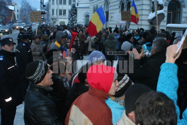 Câteva sute de oameni au protestat ieri la Vatra Dornei