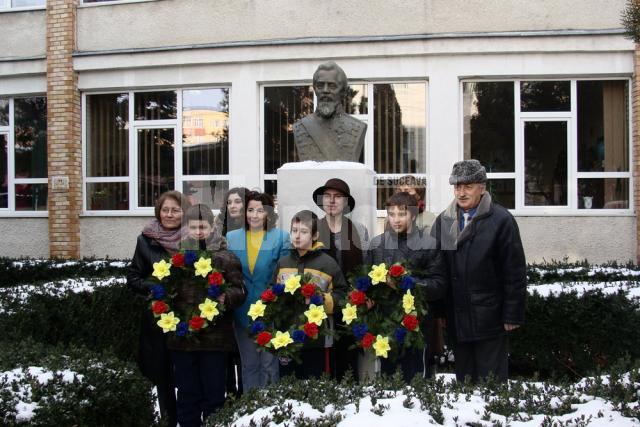 La Şcoala „Alexandru Ioan Cuza” elevii şi cadrele didactice au depus flori la bustul domnitorului Al. I. Cuza