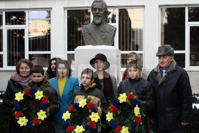 La Şcoala „Alexandru Ioan Cuza” elevii şi cadrele didactice au depus flori la bustul domnitorului Al. I. Cuza
