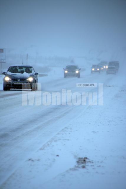 Circulaţia rutieră se desfăşoară în condiţii de iarnă pe drumurile din judeţ