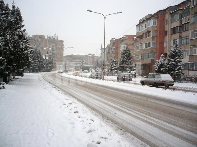 Utilajele de deszăpezire au fost prezente pe toate străzile din zona centrală a municipiului Fălticeni