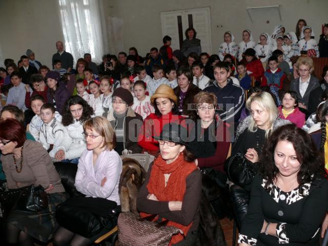 Public participant la aniversarea de la Fălticeni