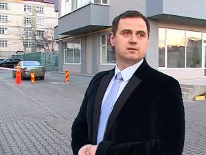 Vasilică Puşcaşu a fost transportat, ieri, din arestul poliţiei la Spitalul Judeţean Suceava, unde a rămas internat pentru a fi operat de hernie de disc