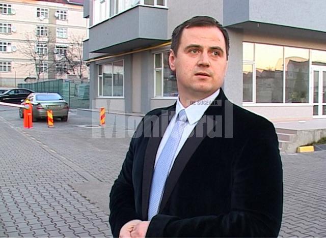 Vasilică Puşcaşu a fost transportat, ieri, din arestul poliţiei la Spitalul Judeţean Suceava, unde a rămas internat pentru a fi operat de hernie de disc