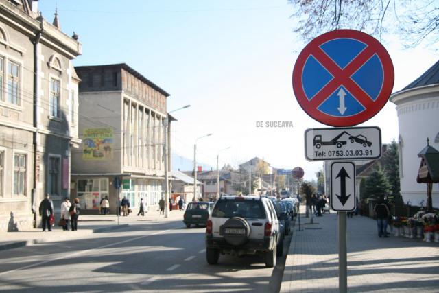 Primăria din Câmpulung Moldovenesc a demontat semnele de circulaţie „Oprirea interzisă” şi cele care îi avertizau pe şoferi că dacă opresc în zonele respective riscă să le fie ridicate maşinile