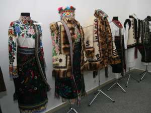 Costume populare autentice din Suceava şi Cernăuţi, expuse la Muzeul Bucovinei