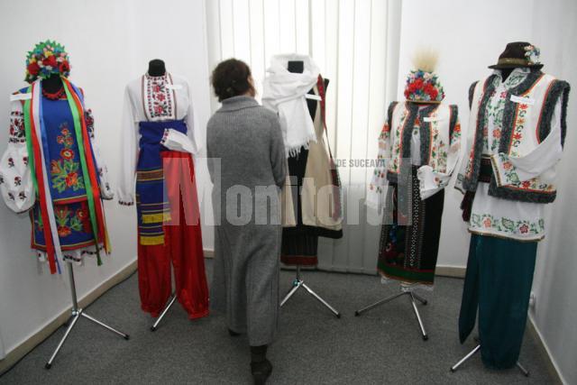 Costume populare autentice din Suceava şi Cernăuţi, expuse la Muzeul Bucovinei