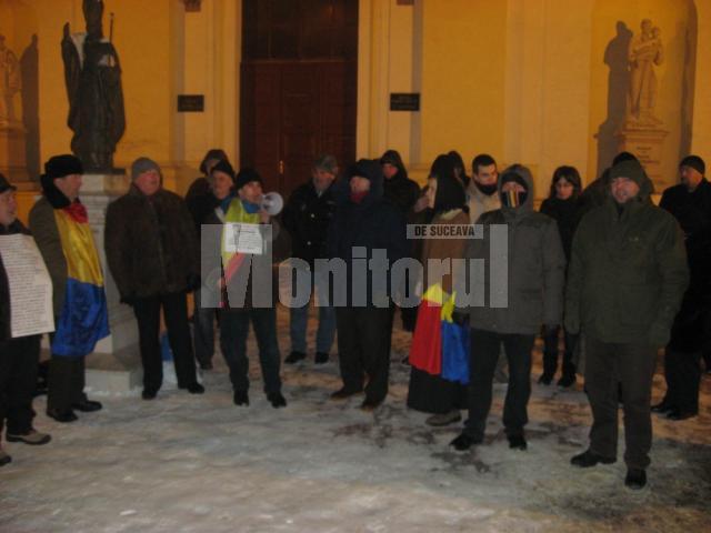 30 de suceveni au protestat pe ger în faţa Palatului Administrativ
