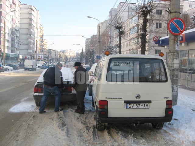 Gheaţa de pe străzi a dat bătăi de cap şoferilor