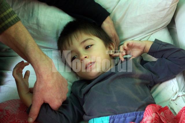 Nicolae Vasilică are trei ani şi jumătate şi nu poate să meargă