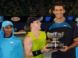 Horia Tecău şi americanca Bethanie Mattek-Sands, câştigătorii probei de dublu mixt la Australian Open. Foto: MEDIAFAX