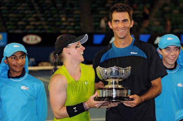 Horia Tecău şi americanca Bethanie Mattek-Sands, câştigătorii probei de dublu mixt la Australian Open. Foto: MEDIAFAX