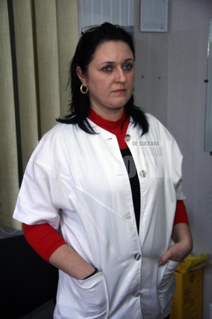 Adriana Corlăţean, asistentul medical care se ocupă de pensionarele care vin la sală