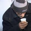 Deşi refuză sistematic să fie duşi la Centrul de noapte, oamenii fără adăpost acceptă bucuroşi un pahar de ceai fierbinte