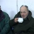 Deşi refuză sistematic să fie duşi la Centrul de noapte, oamenii fără adăpost acceptă bucuroşi un pahar de ceai fierbinte