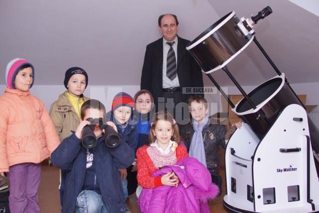 Profesorul Petru Crăciun împreună cu o grupă de elevi, lângă cel mai mare telescop mobil din ţară
