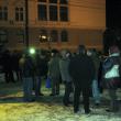„Poa’ să fie cât de frig, noi în stradă tot ieşim”, au mai strigat oamenii adunaţi aseară în faţa Prefecturii