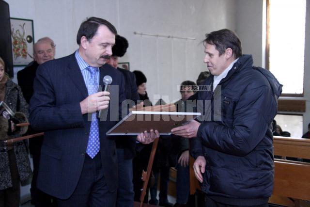 Vicepreşedintele Vasile Ilie înmânându-i diploma lui David Croitor