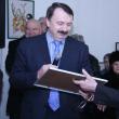 Radu Bercea primind diploma de la vicepreşedintele Vasile Ilie