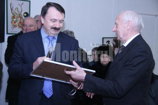 Radu Bercea primind diploma de la vicepreşedintele Vasile Ilie