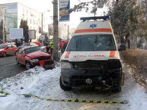 Accident grav, cu o ambulanţă, lângă Policlinică