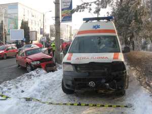Opelul a ajuns în stâlp, iar ambulanţa pe trotuar