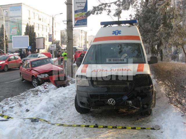 Opelul a ajuns în stâlp, iar ambulanţa pe trotuar