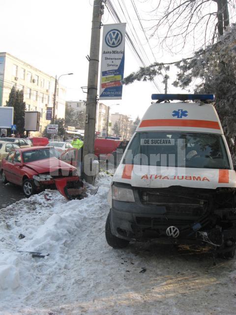 Opelul a ajuns în stâlp, iar ambulanţa pe trotuar